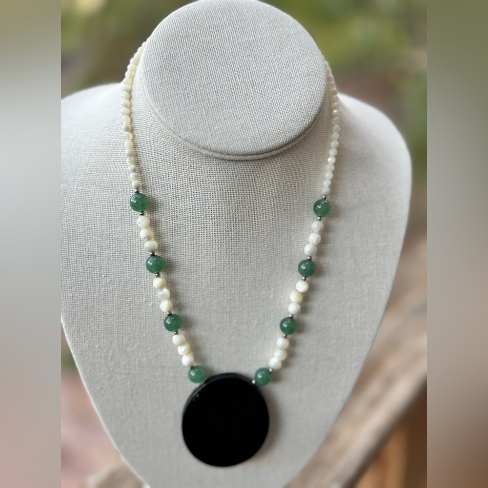 Vintage Mother of Pearl Abalone Inlay Floral Pendant Necklace Jade Beads - Picture 4 of 6